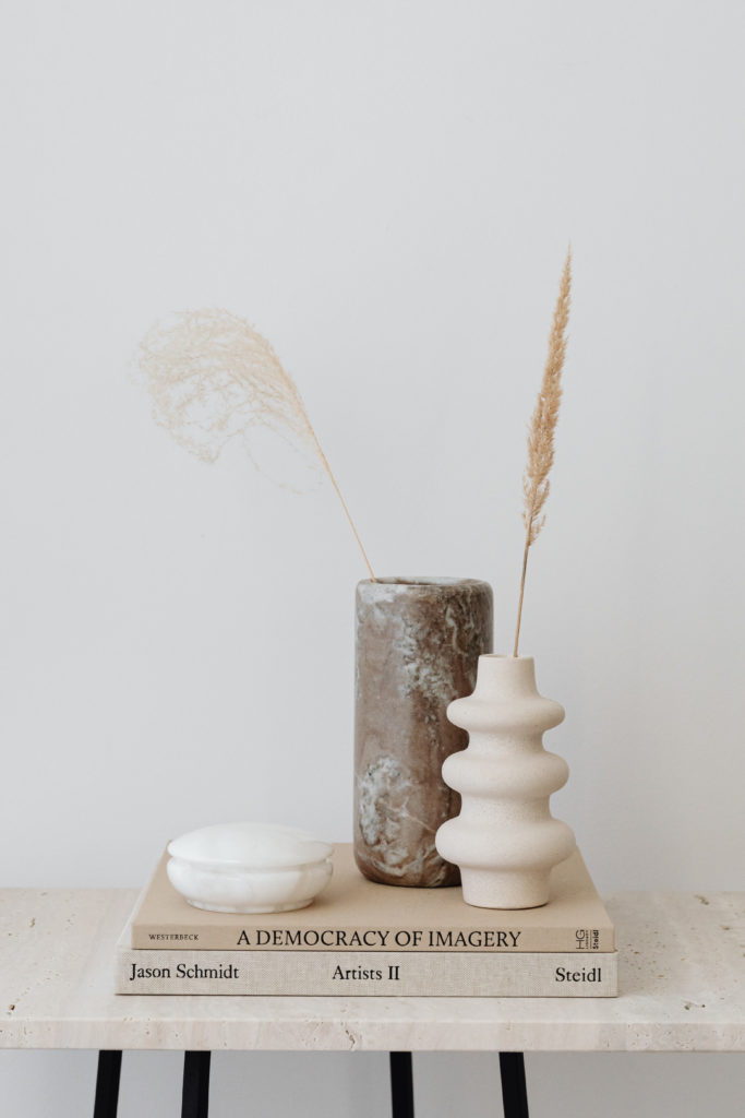 kaboompics_Marble vase - alabaster - dried grass