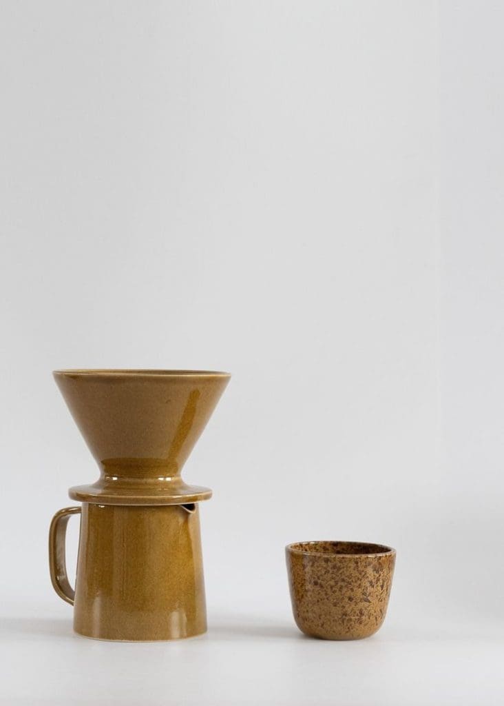 Mustard-brown coffee pour over set with filer holder, jug and cup in a shiny glazed finish.